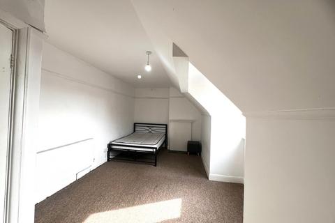 4 bedroom flat to rent, Hampton Road West, Feltham TW13