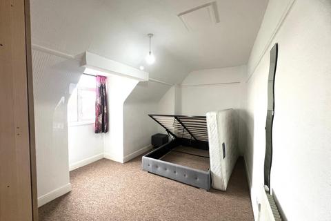 4 bedroom flat to rent, Hampton Road West, Feltham TW13