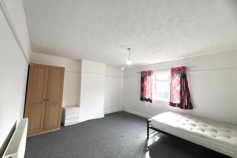 4 bedroom flat to rent, Hampton Road West, Feltham TW13