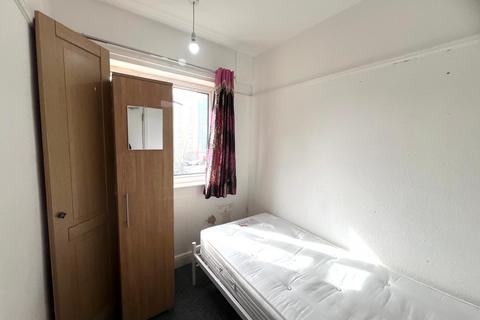 4 bedroom flat to rent, Hampton Road West, Feltham TW13