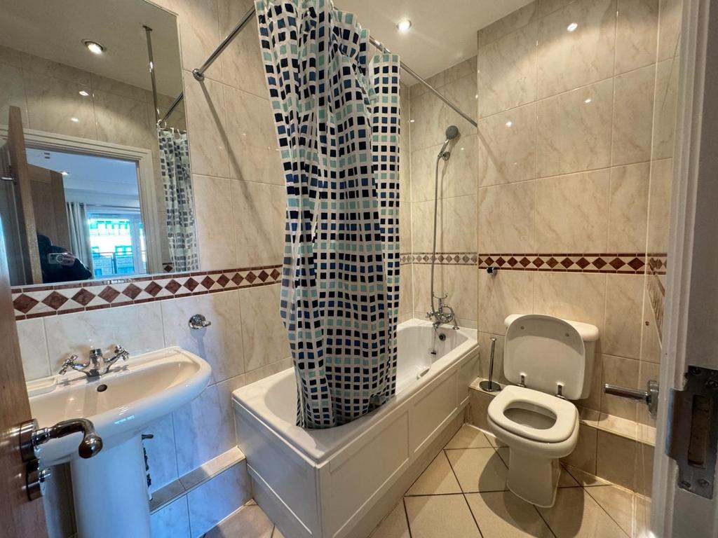 Ensuite bathroom 1