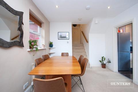 3 bedroom flat for sale, Shoot Up Hill, W. Hampstead Borders, London, NW2
