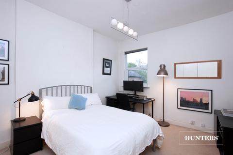 3 bedroom flat for sale, Shoot Up Hill, W. Hampstead Borders, London, NW2