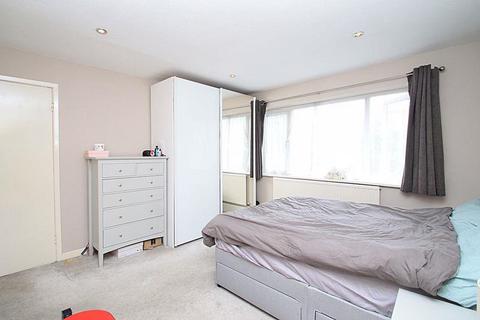 2 bedroom maisonette to rent, Roxborough Road, Harrow