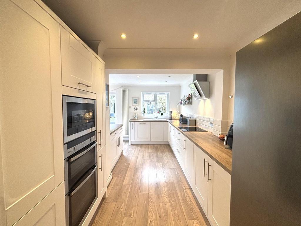 Kitchen 2.jpeg