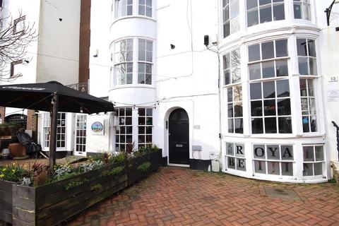 2 bedroom flat to rent - Montague Place, Worthing, Sussex, BN11