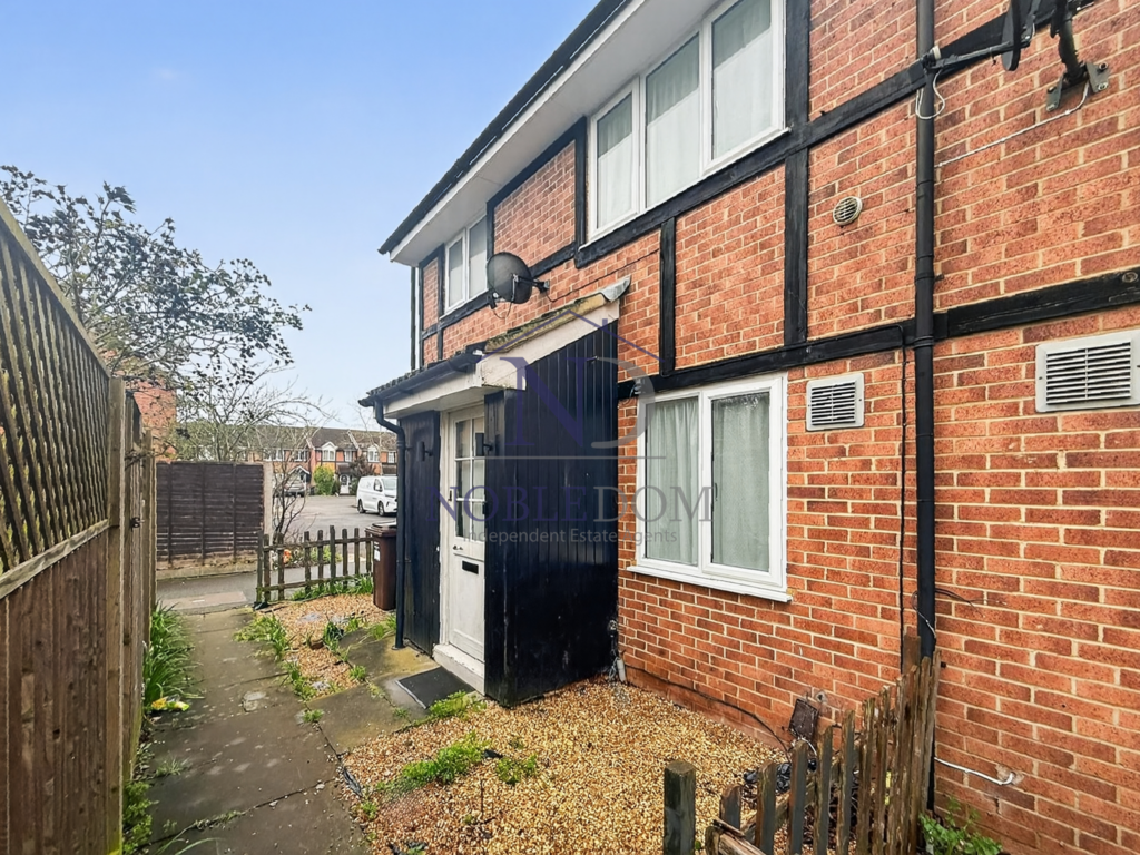 One bedroom end of terrace house in hounslow