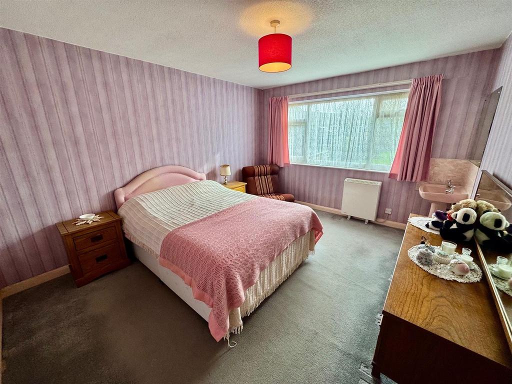 Bedroom 1.jpg