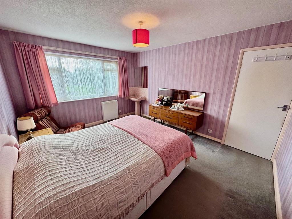 Bedroom 1 2.jpg