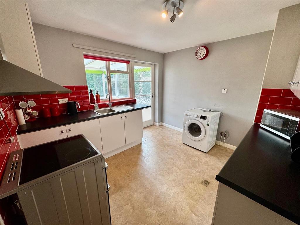 Kitchen 2.jpg