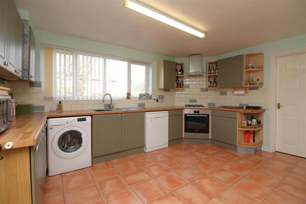 Kitchen 2.JPG
