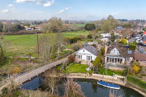 2 bedroom bungalow for sale, The Creek, Lower Sunbury, TW16