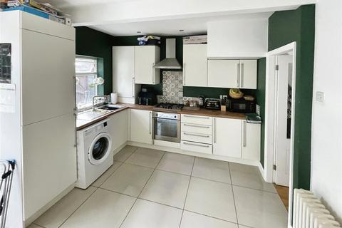 3 bedroom semi-detached house to rent, Wrexham Avenue, West Midlands WS2