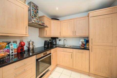 2 bedroom flat to rent, London Road, Kingston Upon Thames KT2