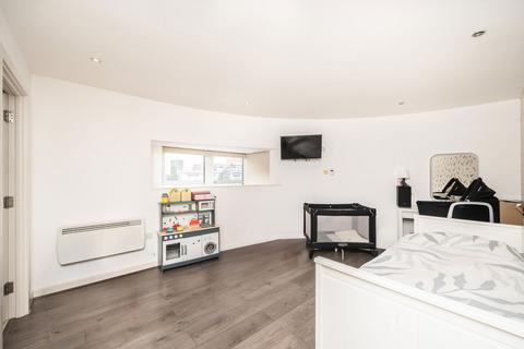 2 bedroom flat to rent, London Road, Kingston Upon Thames KT2
