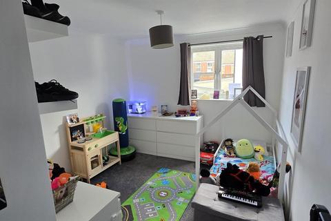 2 bedroom flat for sale, St. James Road, Fleet GU51