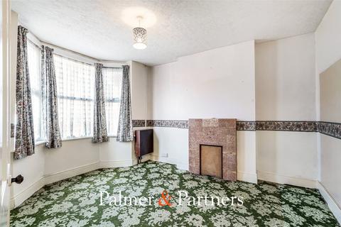 3 bedroom end of terrace house for sale, Henry Road, Essex CM1