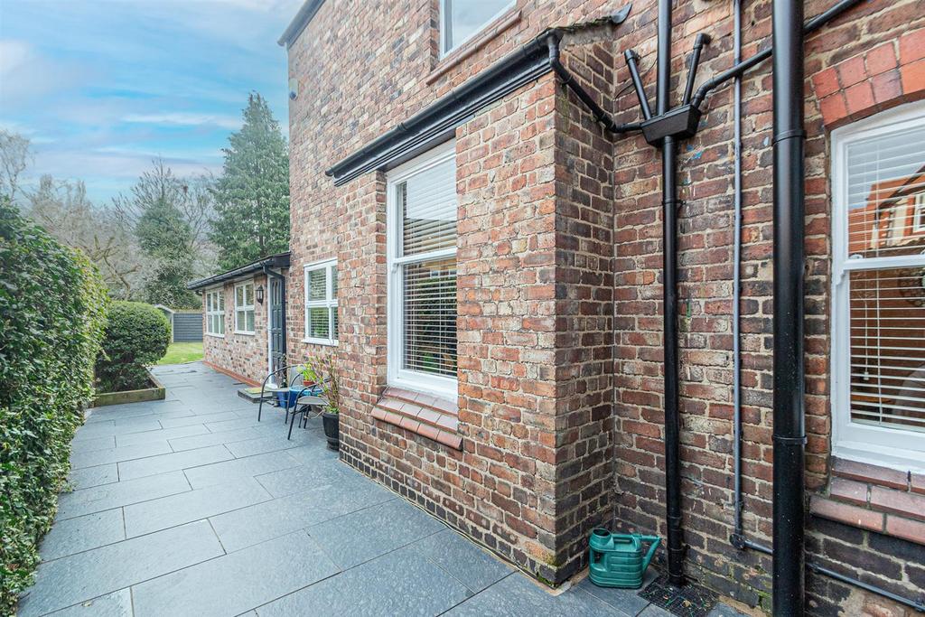 Side Garden Courtyard