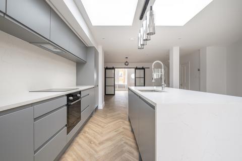 4 bedroom end of terrace house to rent, Bassingham Road London SW18