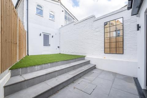 4 bedroom end of terrace house to rent, Bassingham Road London SW18