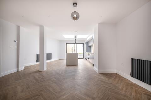 4 bedroom end of terrace house to rent, Bassingham Road London SW18