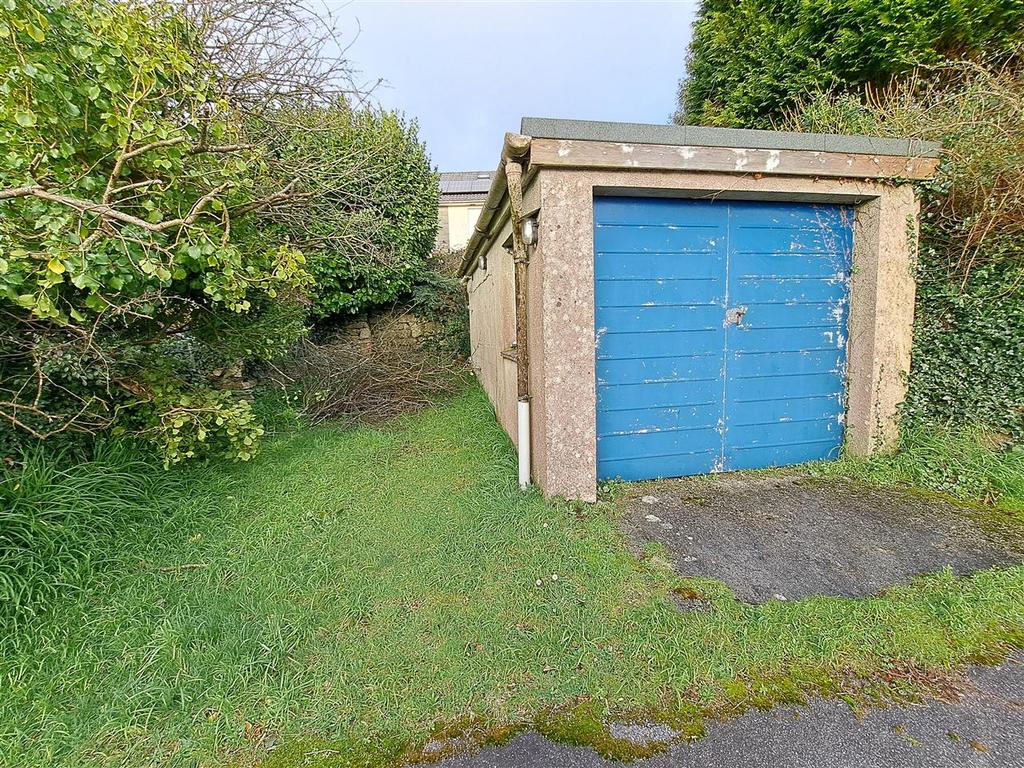 Detached garage