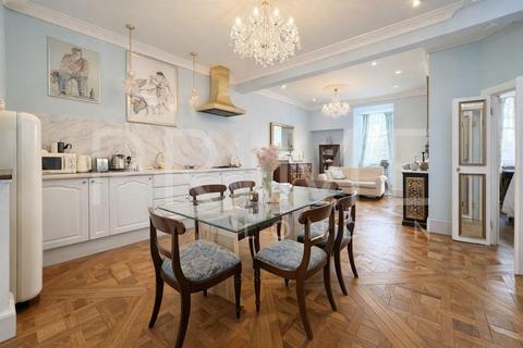 undefined, 24 Sloane Gardens, Sloane Square SW1W