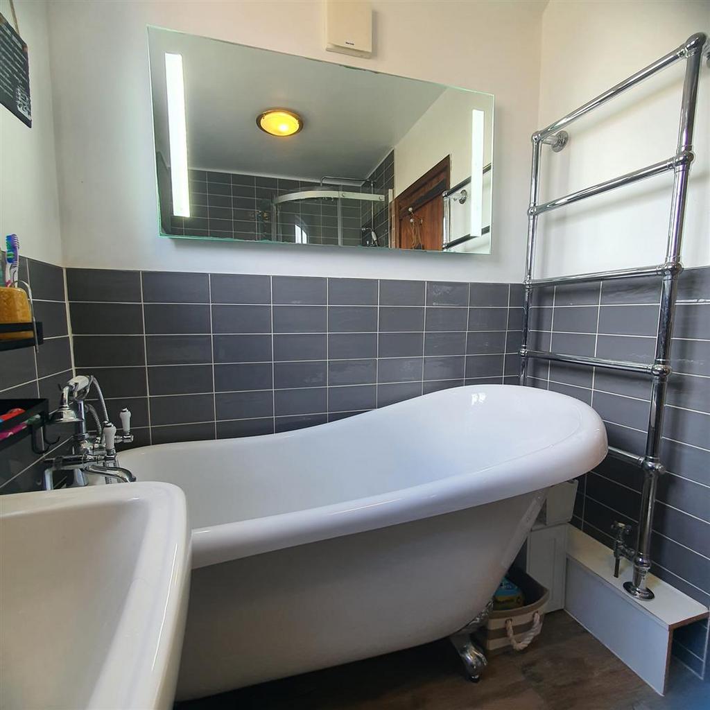 Bathroom 3.jpeg
