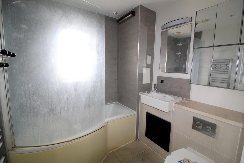 Bathroom e.jpg