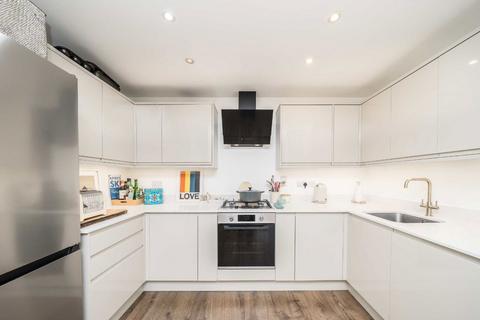 2 bedroom flat to rent, Butler Farm Close, Richmond TW10
