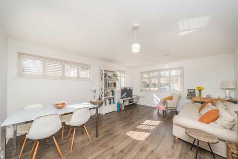 2 bedroom flat to rent, Butler Farm Close, Richmond TW10