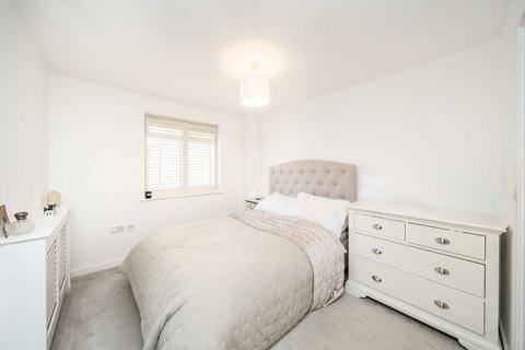2 bedroom flat to rent, Butler Farm Close, Richmond TW10