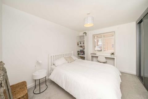 2 bedroom flat to rent, Butler Farm Close, Richmond TW10