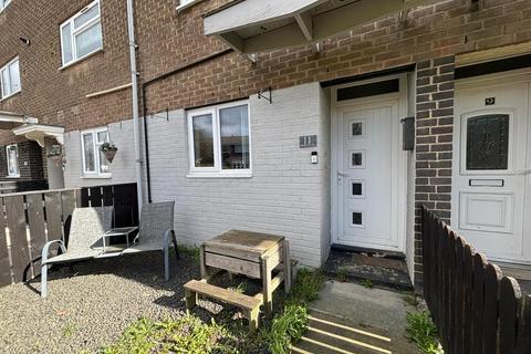 4 bedroom apartment to rent - Basildon Gardens, Wallsend