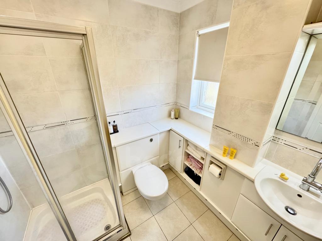 Turners Avenue, Paisley en suite shwoer room pic