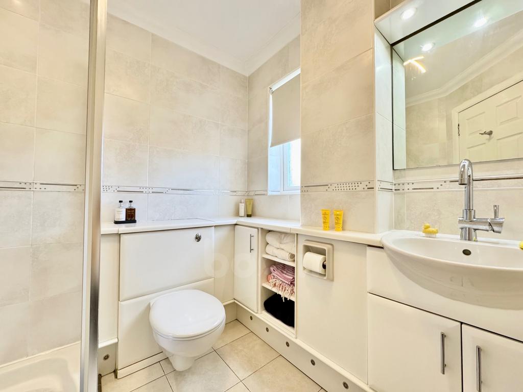 Turners Avenue, Paisley en suite shower room