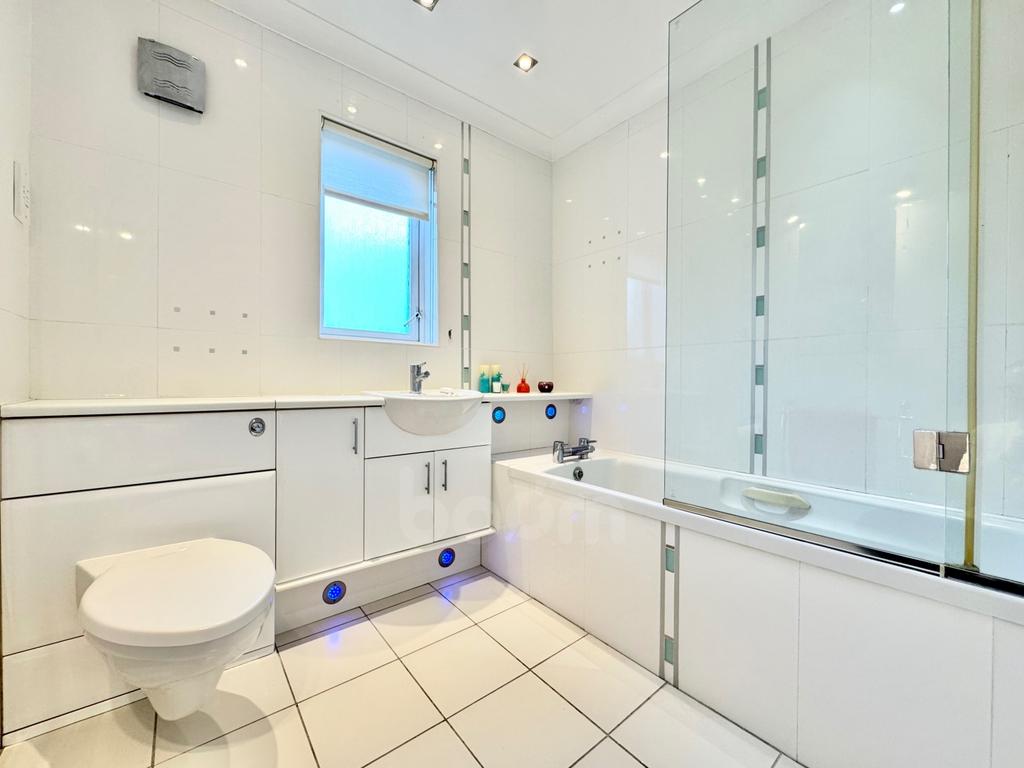 Turners Avenue, Paisley bathroom pic