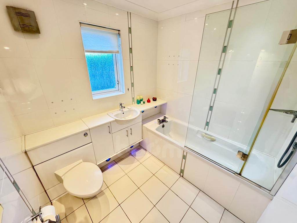 Turners Avenue, Paisley bathroom