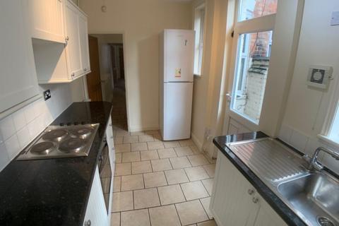 3 bedroom terraced house to rent, Windermere Street, Leicester LE2