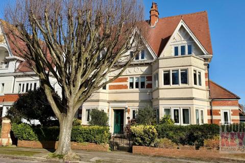 2 bedroom flat for sale, Grimston Gardens, Folkestone, Kent CT20 2PU