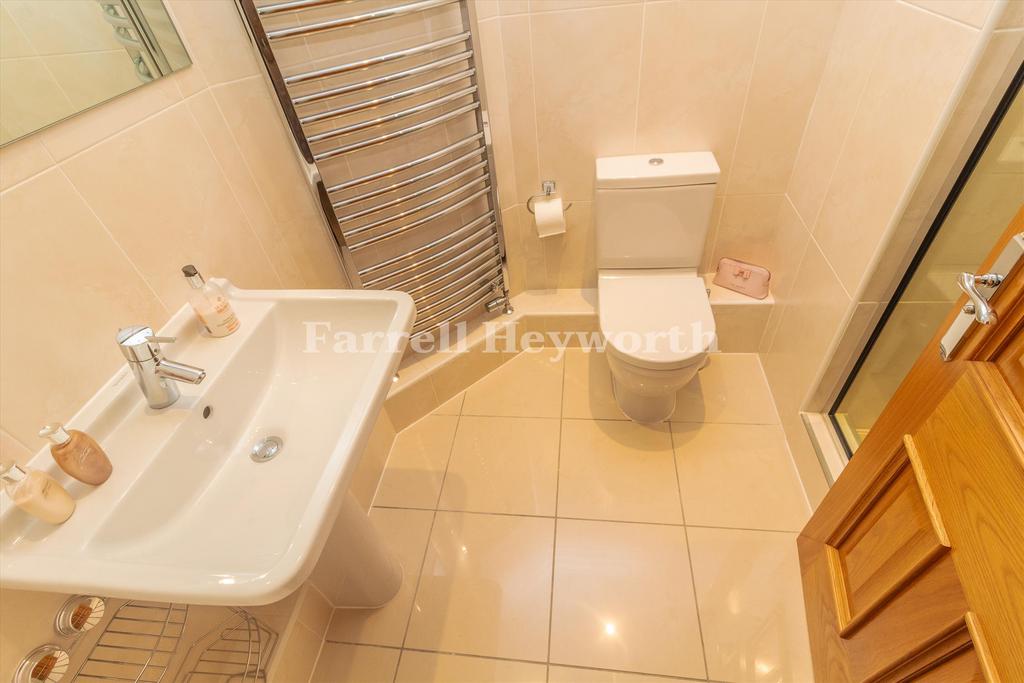 En Suite Bedroom 2 i