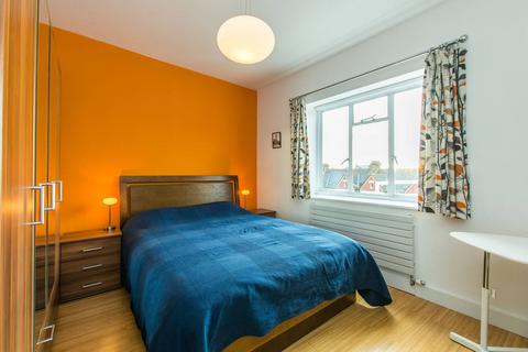 2 bedroom flat for sale, Balham Hill, Balham, London, SW12