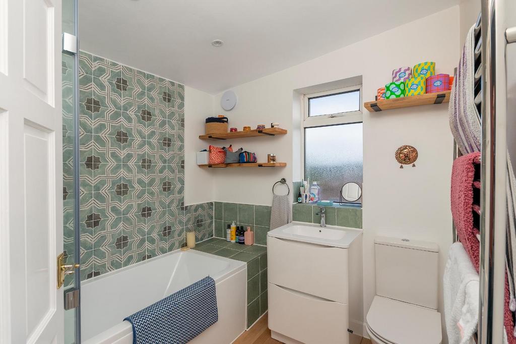 1 S8 TBR - Bathroom B.jpg