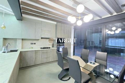 3 bedroom end of terrace house to rent, Leyburn Road, London N18