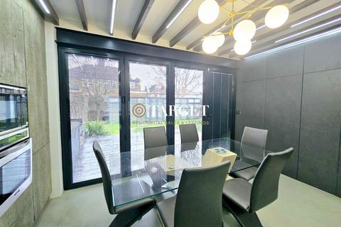 3 bedroom end of terrace house to rent, Leyburn Road, London N18
