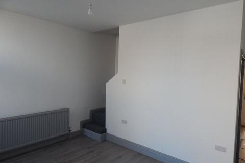 3 bedroom semi-detached house to rent, Purlwell Lane, Batley