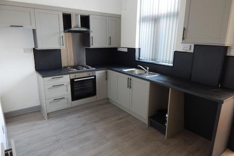3 bedroom semi-detached house to rent, Purlwell Lane, Batley