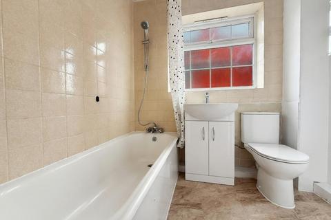 2 bedroom flat to rent, 84 Connaught Road, Fleet GU51