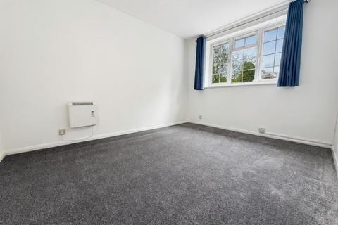 2 bedroom flat to rent, 84 Connaught Road, Fleet GU51