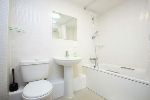 2 bedroom flat to rent, Millharbour, London E14